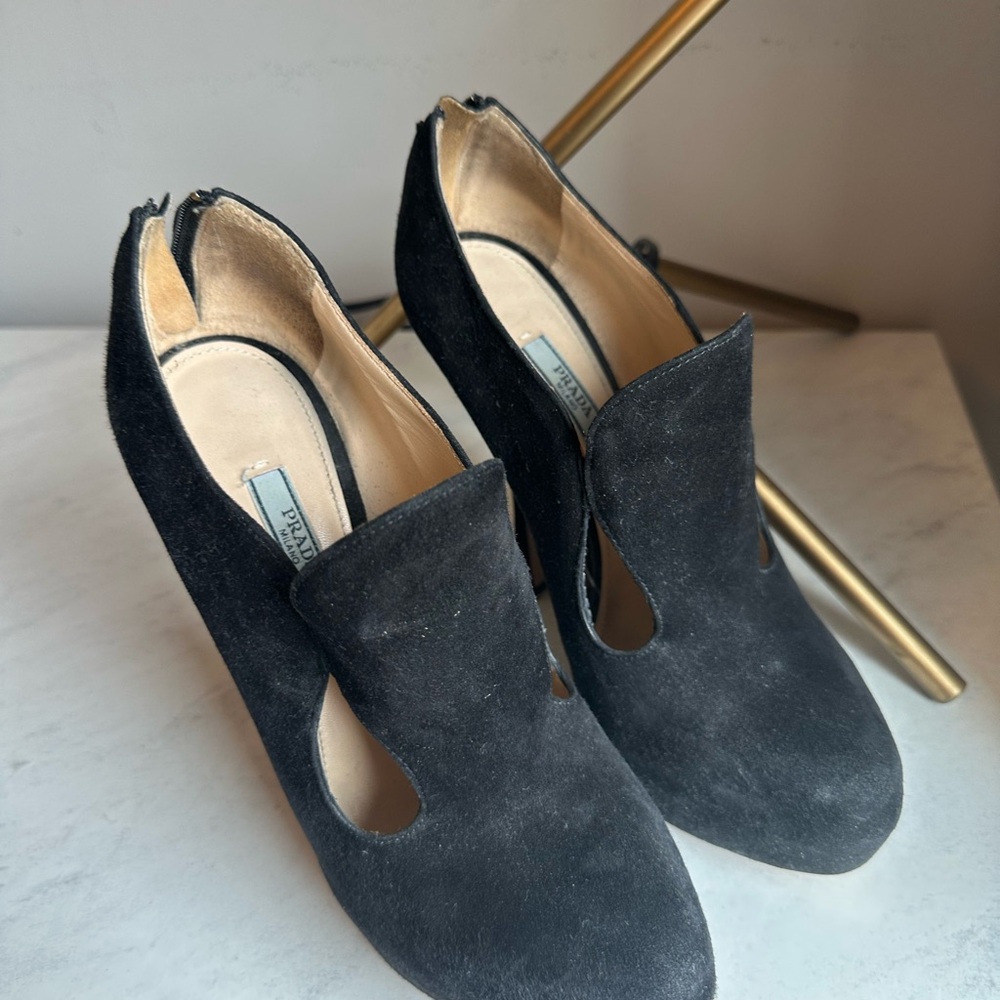Prada Black Heels with Sleek Silhouette and Cut-Out Design